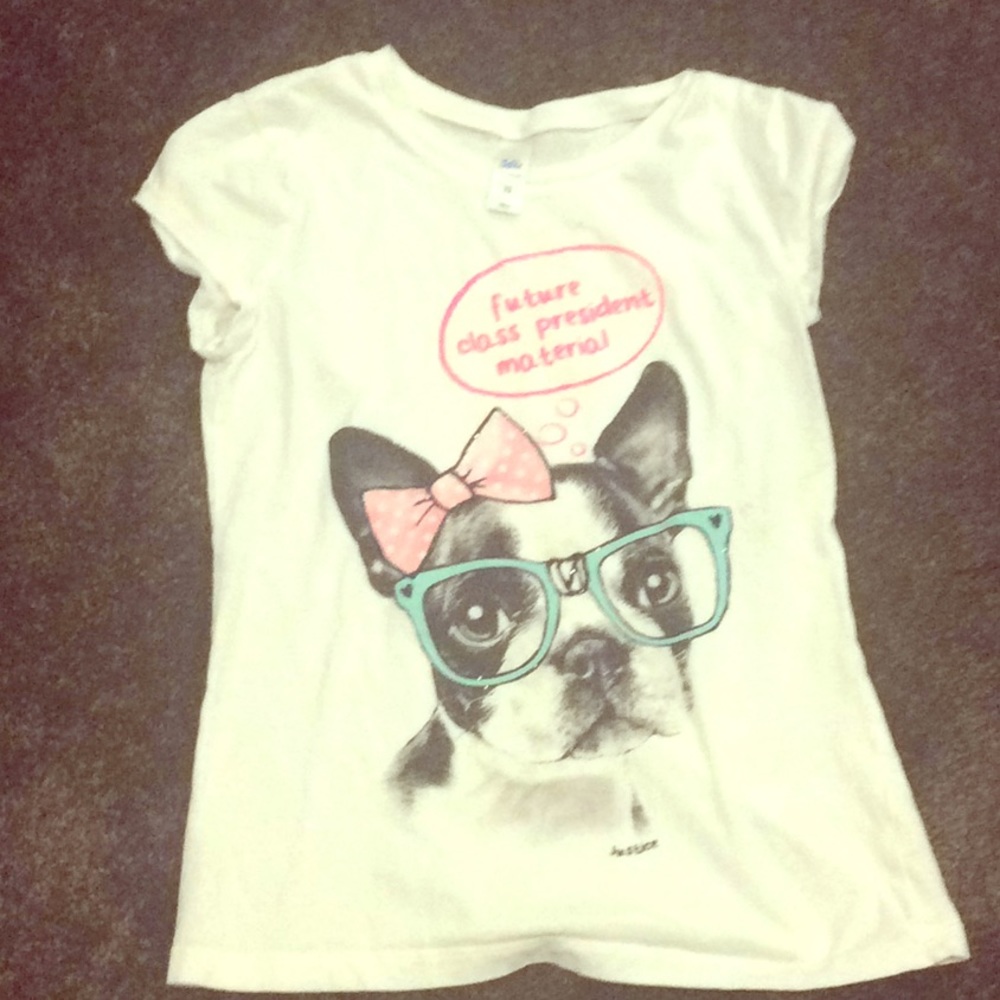 It’s a white t shirt with a puppy dog on the front
